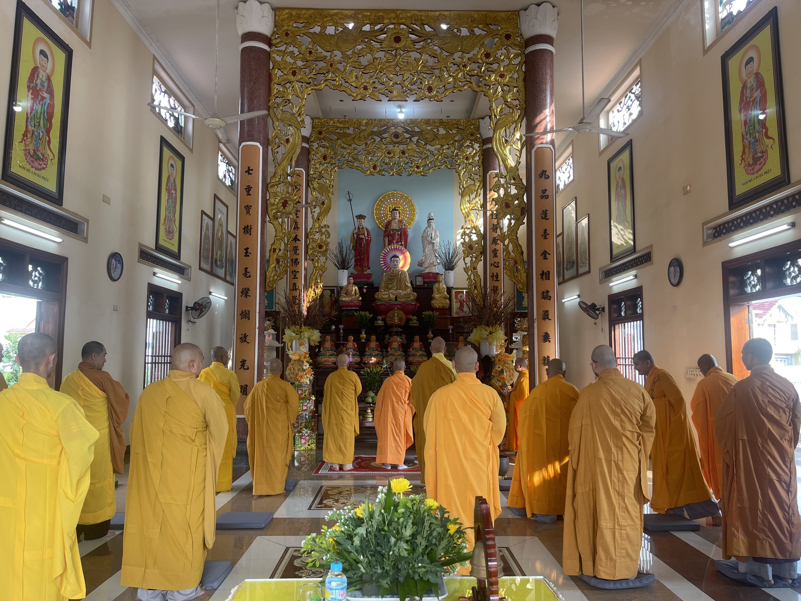 Chư Tăng thành phố Quy Nhơn bố tát tụng giới.